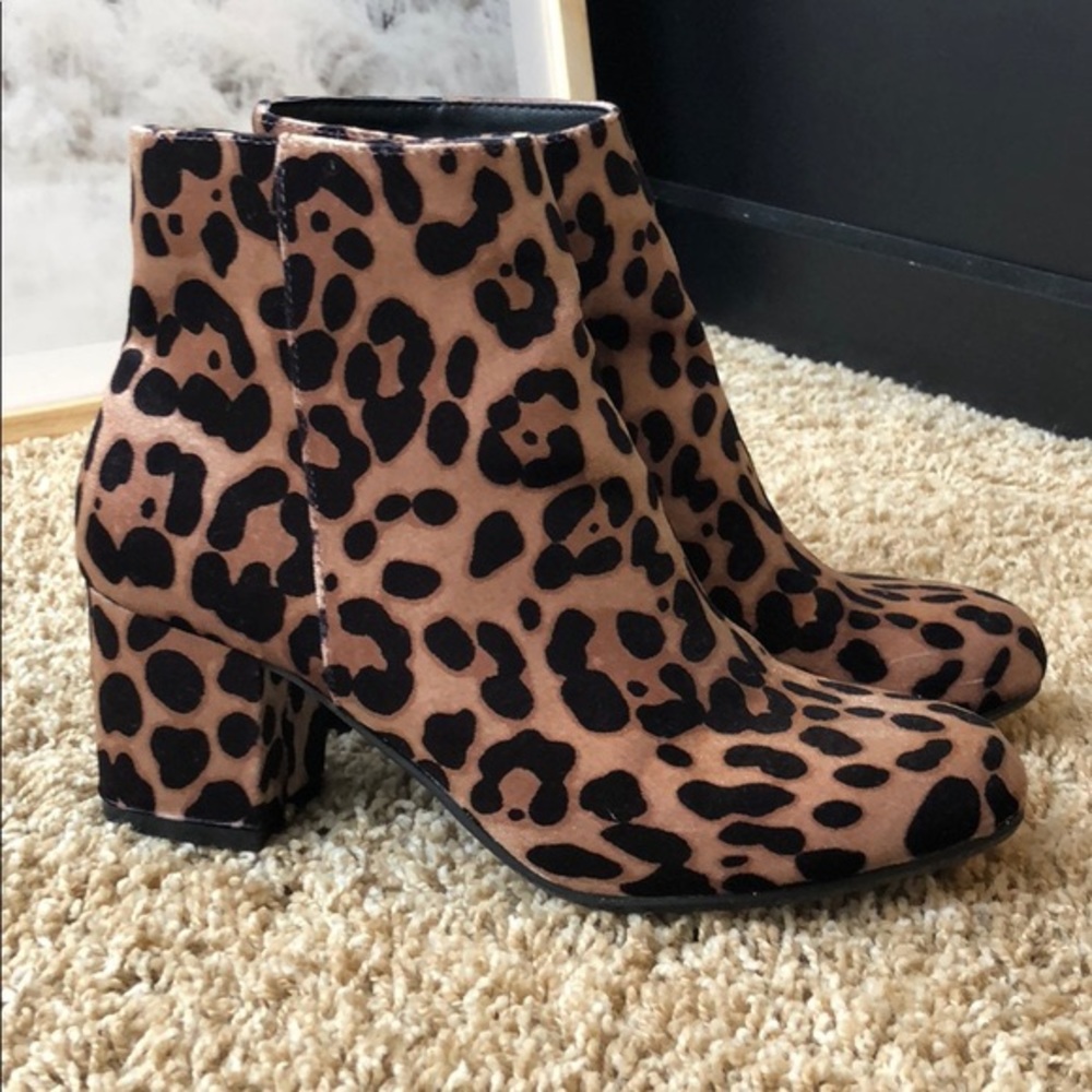 - $25 🌈🌸 
Leopard Target booties